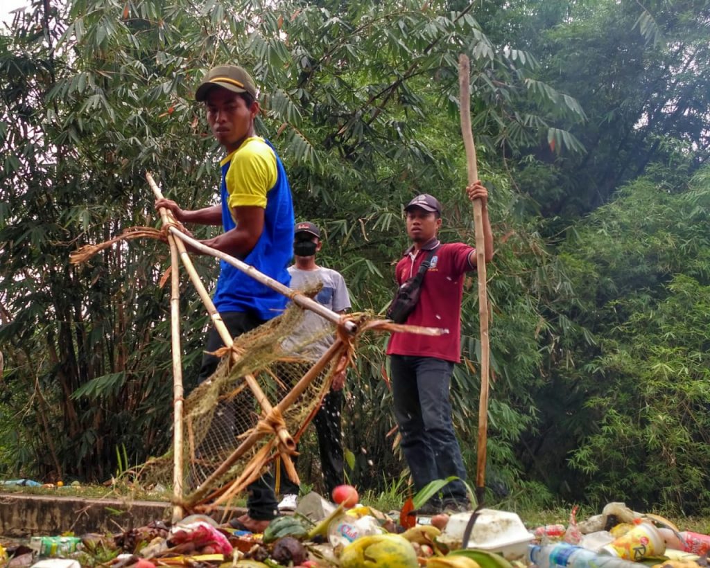 Gotong Royong Bersihkan DAM Brubul dan Jembatan Sambong Lombok